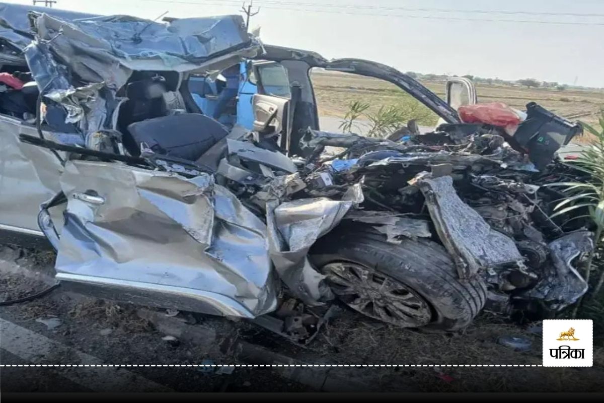 डॉक्टर, पत्नी, बेटा-बेटी समेत 6 लोगों की मौत, 2 गंभीर रूप से घायल, झपकी आने से
कार डिवाइडर तोड़ ट्रक से टकराई 