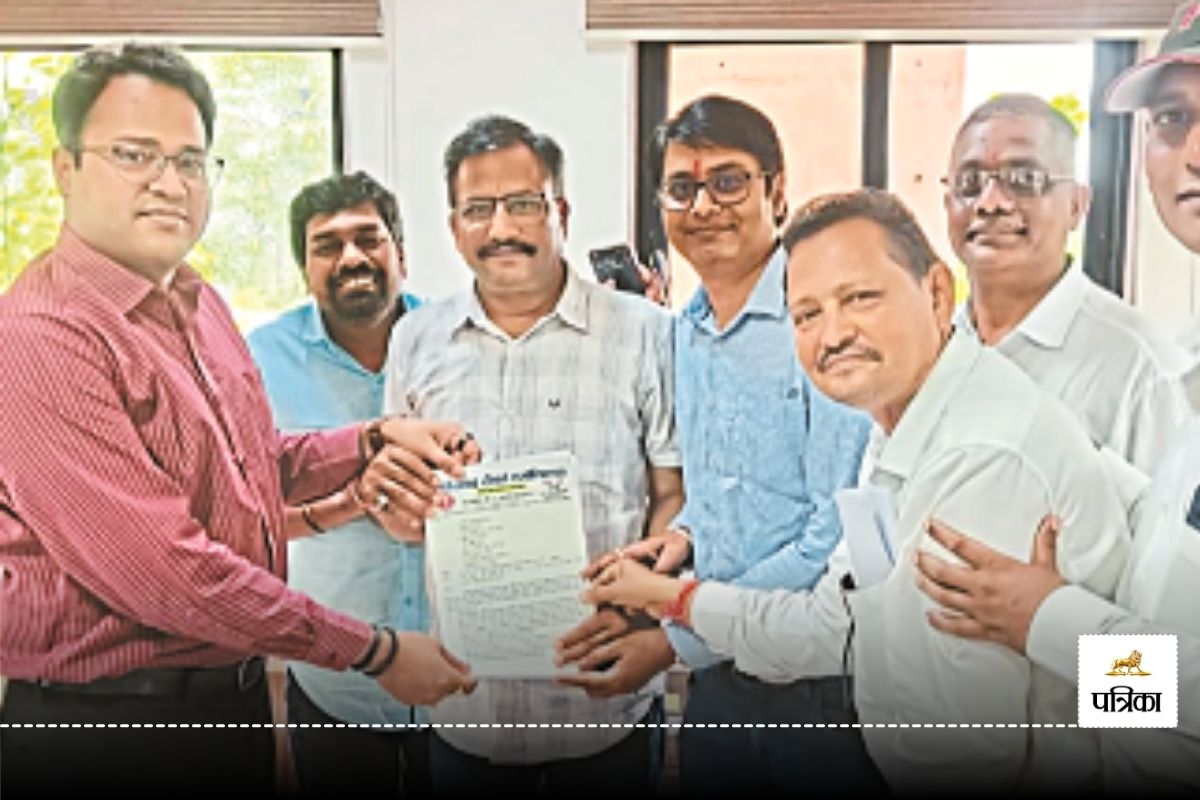 शिक्षकों ने सुप्रीम-हाईकोर्ट के फैसले बताकर मांगा क्रमोन्नत वेतनमान, शिक्षा
विभाग के सचिव और डीपीआई को सौंपा ज्ञापन