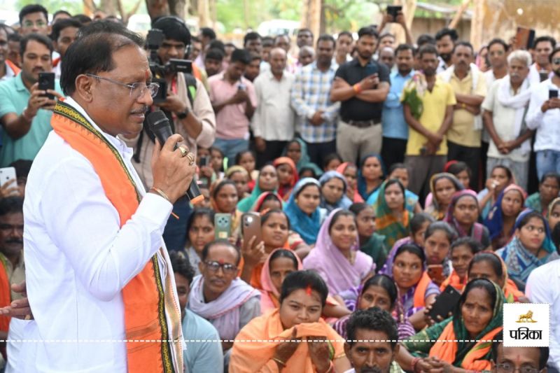 सुशासन तिहार के अंतिम चरण में गुलमोहर पेड़ के नीचे लगी CM साय की चौपाल(photo-ANI)