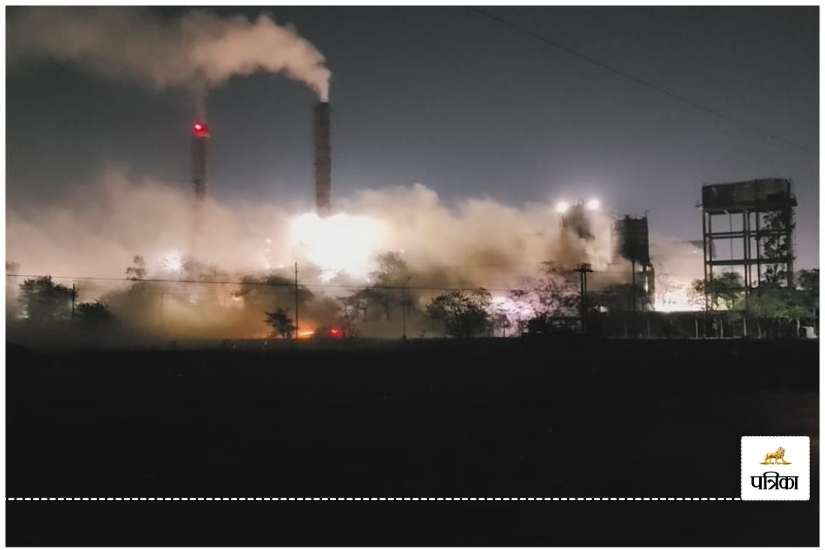 CG News: रात के अंधेरे में जहर उगल रहा TMT प्लांट, ग्रामीणों को हो रही दिक्कत…