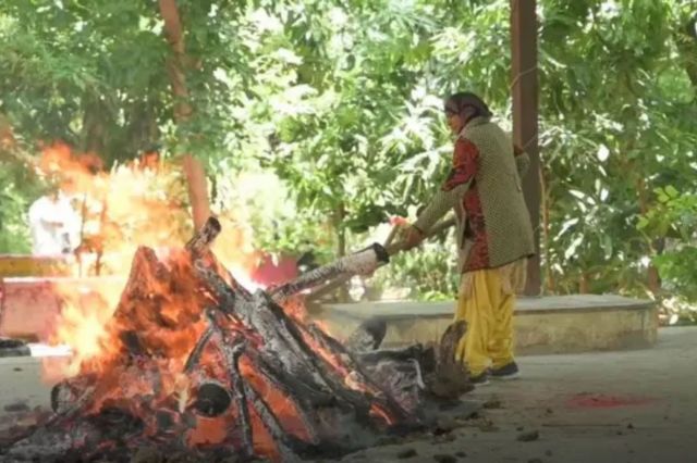 माया देवी वारिस बनकर लावारिस शवों की अंत्येष्टि करते हुए 
