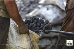खदान के चारों ओर घेरा नहीं, कोयला खोदकर बेचते हैं ग्रामीण, 10 से अधिक जगह पर हो
रहा अवैध खनन - image