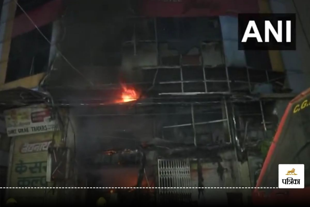 Raipur News: राजधानी के मेडिकल कॉम्प्लेक्स में लगी भीषण आग, मचा हड़कंप, देखें
Video