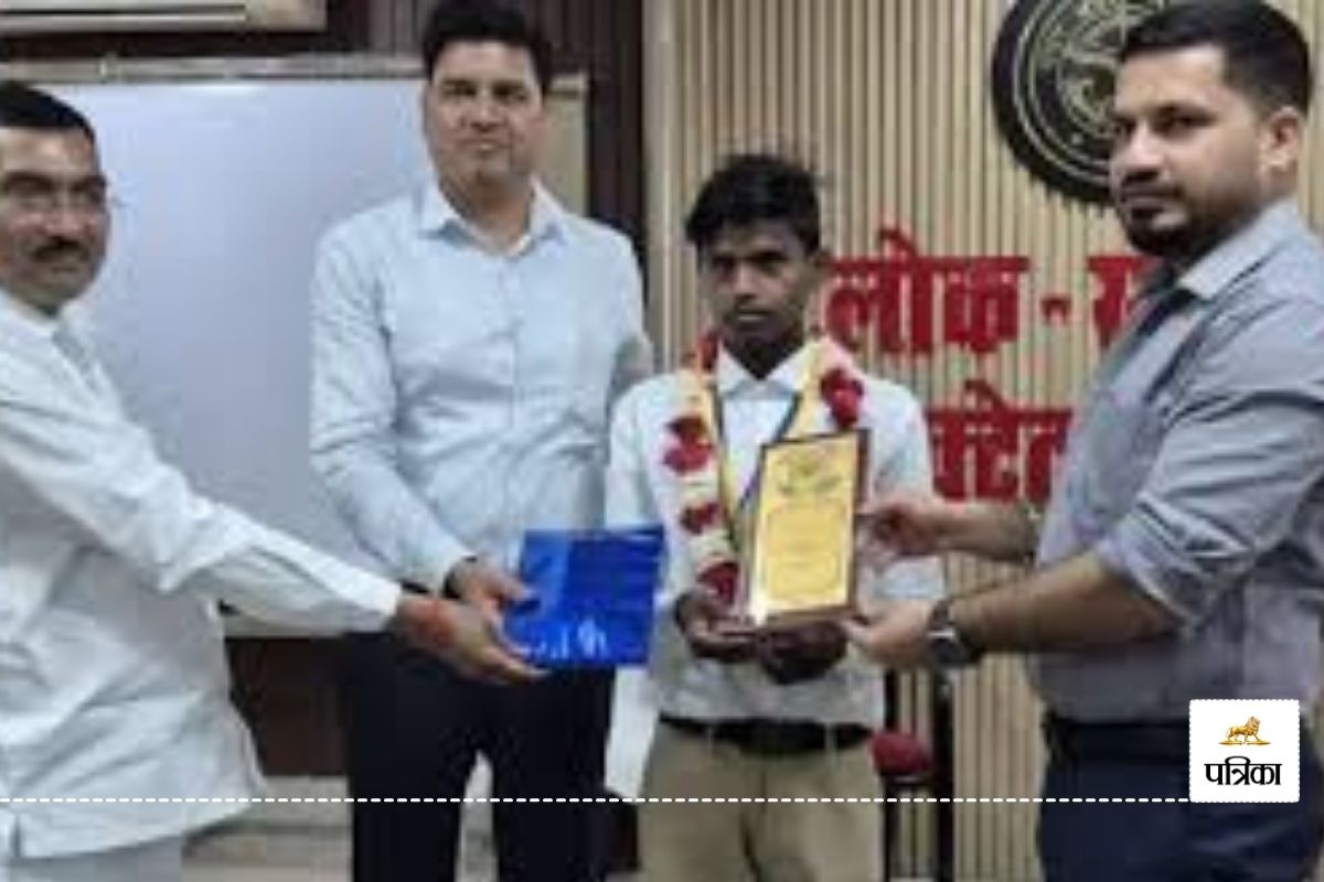यूपी का एक ऐसा गांव जहां पहली बार हाईस्कूल पास हुआ लड़का, स्ट्रीट लाइट में
पढ़ता, लोग हंसते…