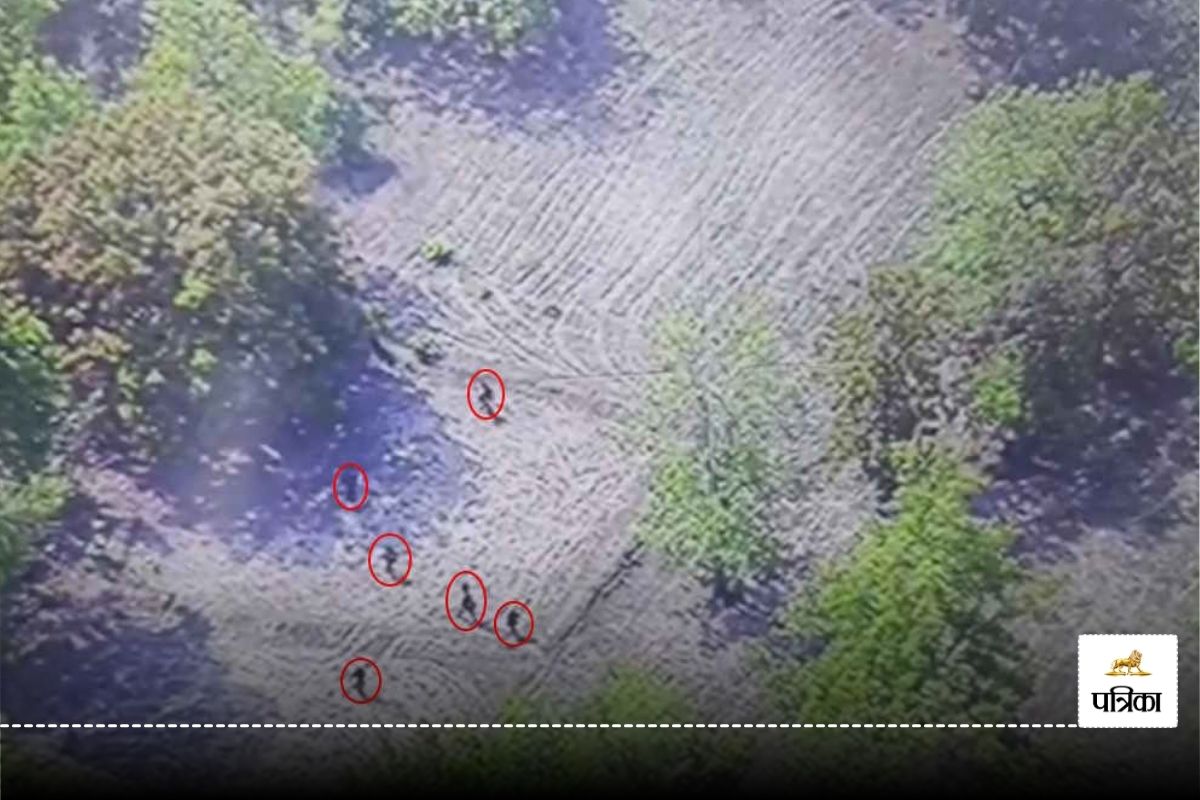 Bijapur Naxal Encounter: मुठभेड़ में ढेर 18 नक्सलियों के शव बरामद, ड्रोन कैमरे
में दिखी पहाड़ पर नक्सलियों की मूवमेंट… देखें Video