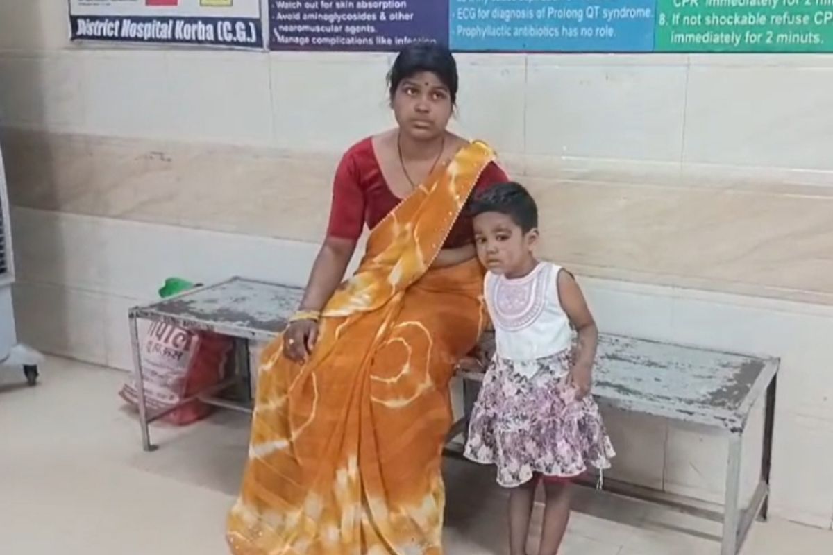 पति ने चलती बाइक से पत्नी-बच्ची को गिराया, पीड़िता ने कहा- दूसरी युवती के साथ था अवैध संबंध...