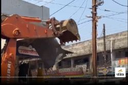 Bulldozer Action: अतिक्रमण पर चला बुलडोजर, ध्वस्त किए गए 30 से ज्यादा दुकानें,
कुछ व्यापारियों ने खुद ही हटाया - image