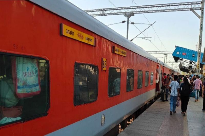 ट्रेन में एसी खराब होने से पैसेंजर्स परेशान, फोटो पत्रिका