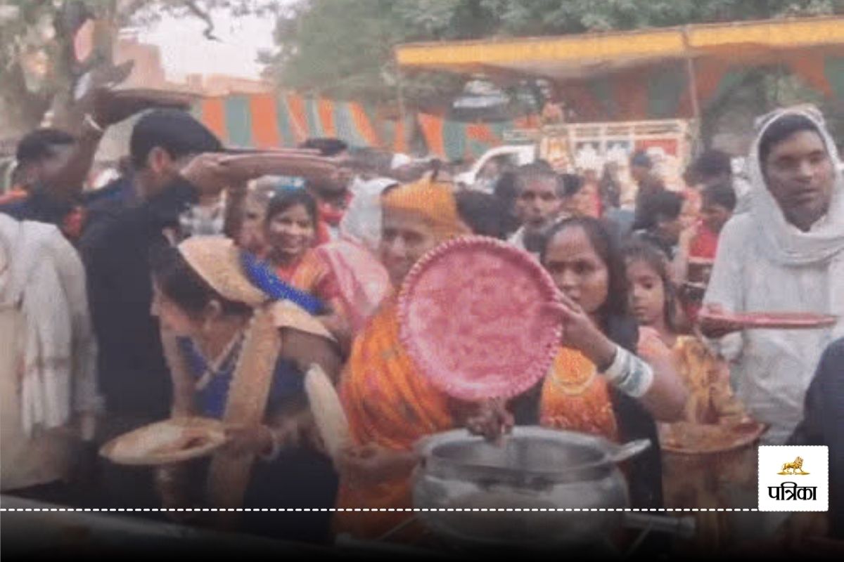 सामूहिक विवाह : 193 जोड़े …3860 लोगों का खाना फिर भी पत्तल लेकर पूड़ी दो, सब्जी
दो करते रहे लोग; हंगामा