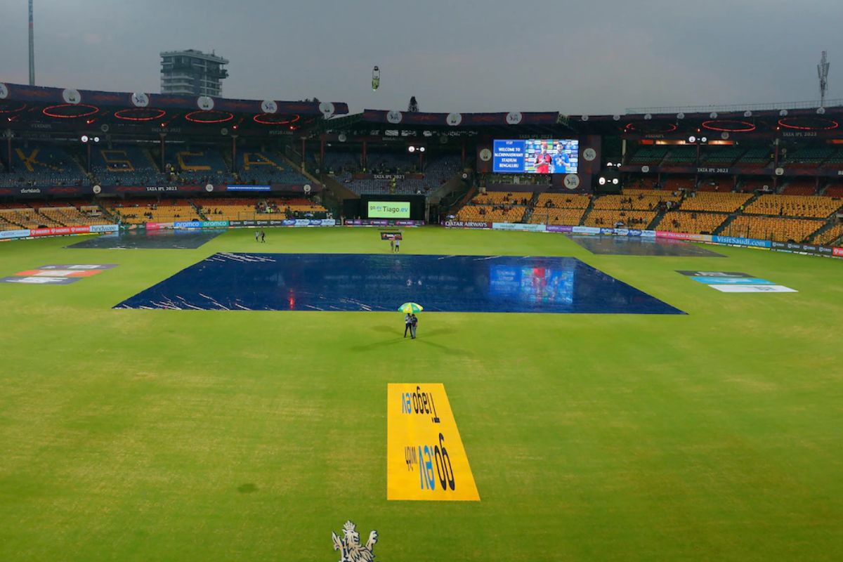 RCB vs CSK Weather Report: आरसीबी को प्लेऑफ के लिए करना होगा इंतजार? बेंगलुरु का
मौसम बना मैच के लिए खतरा