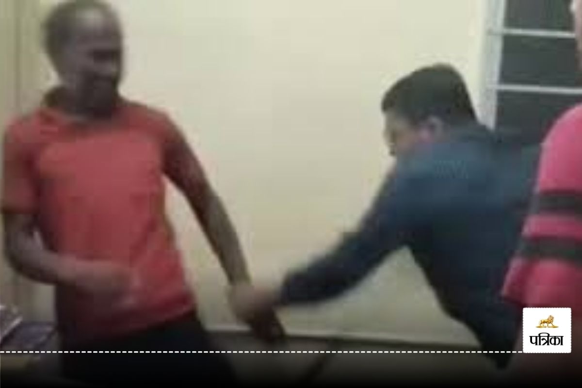 CG Crime News: ड्राइवर को पीटा फिर थूककर चटाया… बदले में ठेकेदार, मैनेजर की
ठुकाई