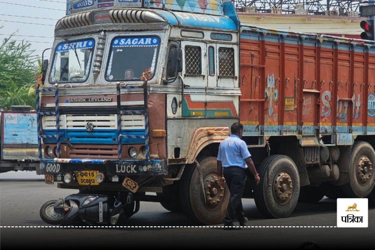 Accident Video: दर्दनाक सड़क हादसा! ट्रक के नीचे दबने से हुई युवती की मौत…