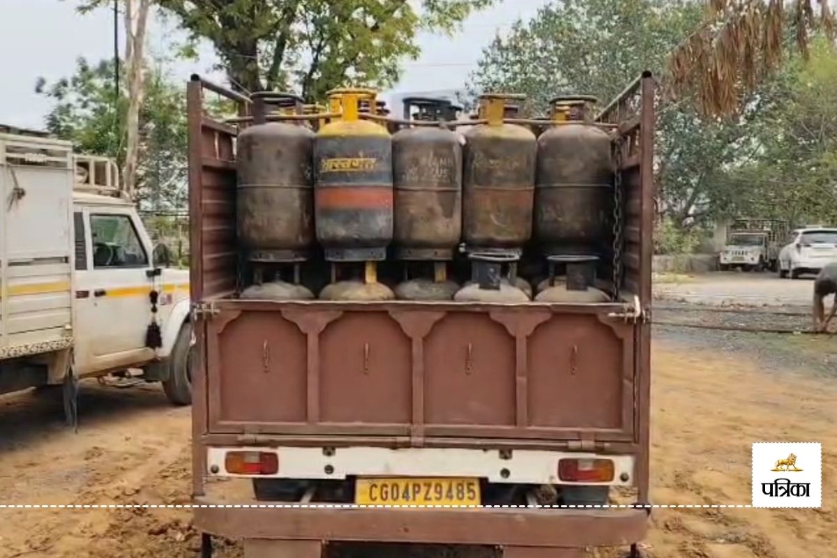 CG Gas Cylinder Scam: टैंकर से कमर्शियल सिलेण्डर में LPG गैस भरते हुए 8 लोग
पकड़ाए, गिरफ्तार..