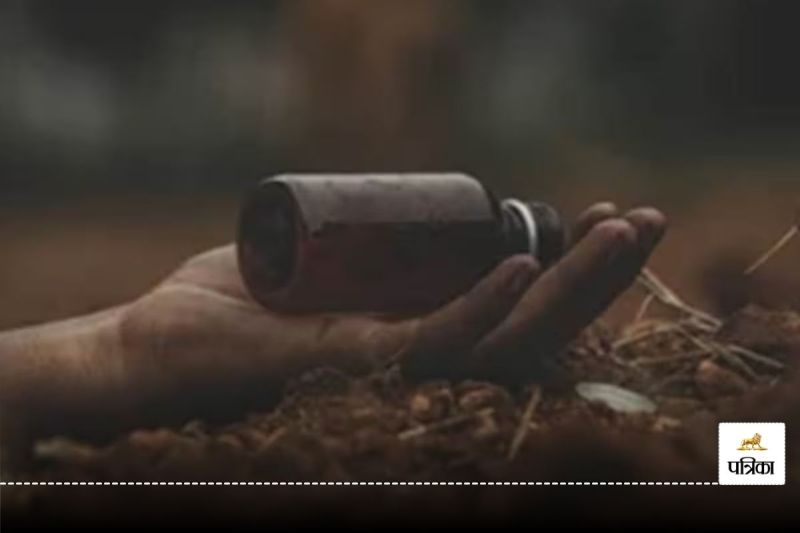 Crime News: पति की प्रेमिका के खेत में महिला ने उठाया खौफनाक कदम, गोद लिए बच्चे के साथ खाया जहर, जानें मामला...