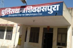 Jaipur Crime: सरपंच पर लाठी-डंडों से जानलेवा हमला, हाथ-पैर तोड़े, पुलिस बनी
तमाशबीन - image