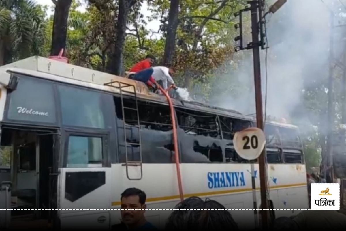 Bus Fire: संजय पार्क के पास खड़ी दो बसों में लगी भीषण आग, मची अफरा-तफरी, देखें
Video