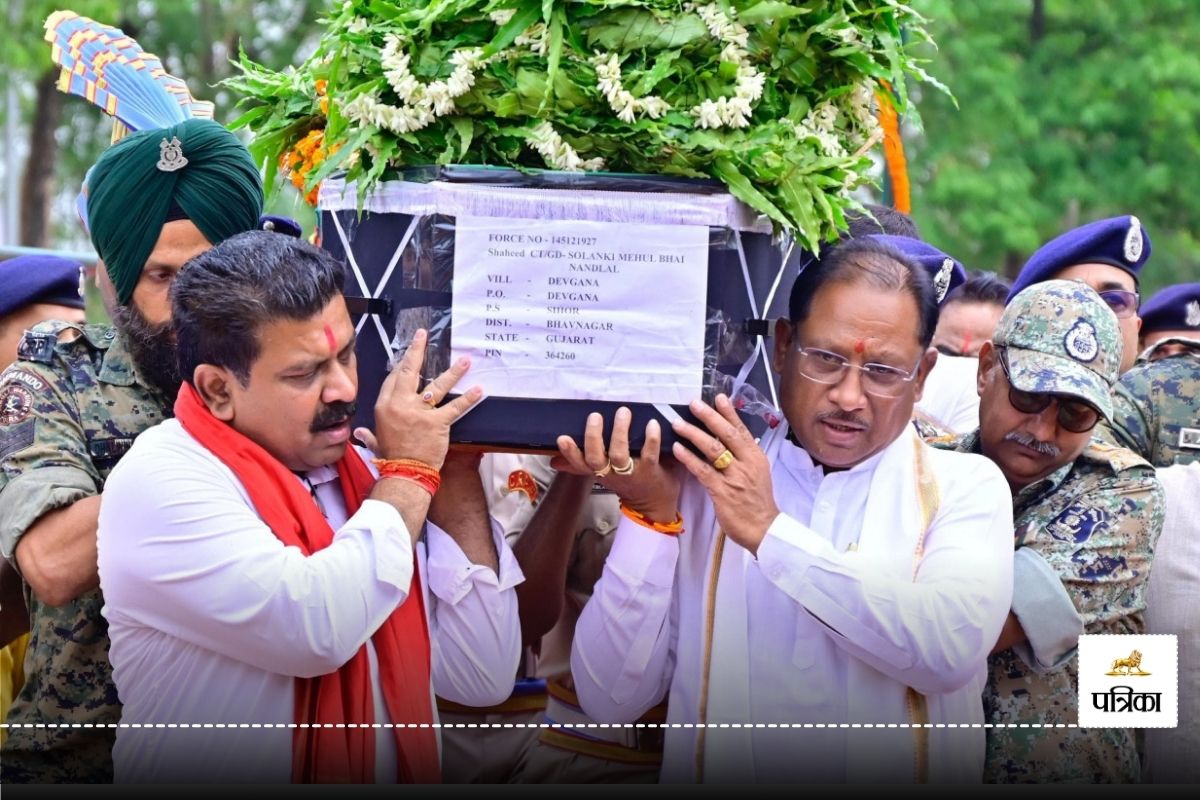 CG News: नक्सल हमले में शहीद जवान को CM – डिप्टी सीएम ने दिया कंधा, देखें VIDEO