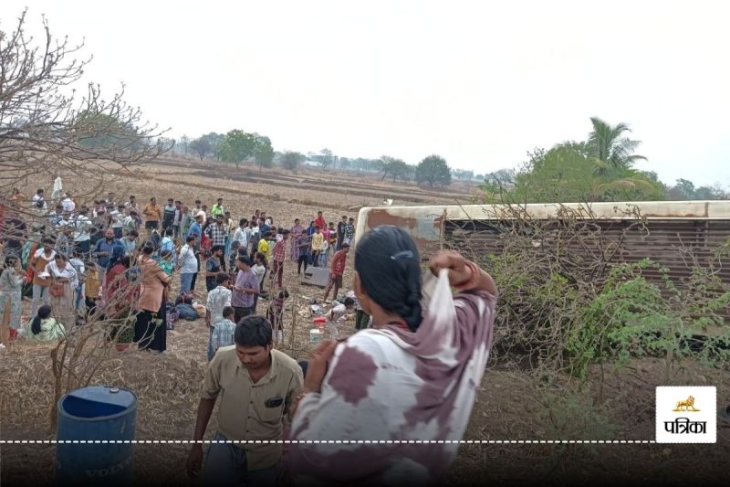 खेत में पलटी बस (फोटो सोर्स- पत्रिका)