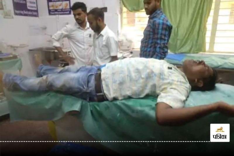 तस्करों ने मीडियाकर्मी को रॉड से पीटा, बोले- तुम्हारे खबर छापने से बहुत नुकसान हुआ…. 8 आरोपी गिरफ्तार, दो लोग फरार