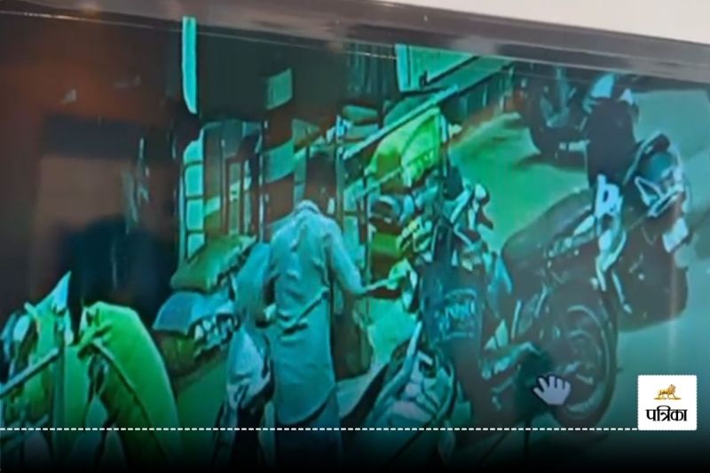 Bhilai News: दिनदहाड़े 18 लाख रुपए की उठाईगिरी, :स्कूटी की डिक्की से नोटों से भरा बैग ले उड़ा युवक, देखें Video