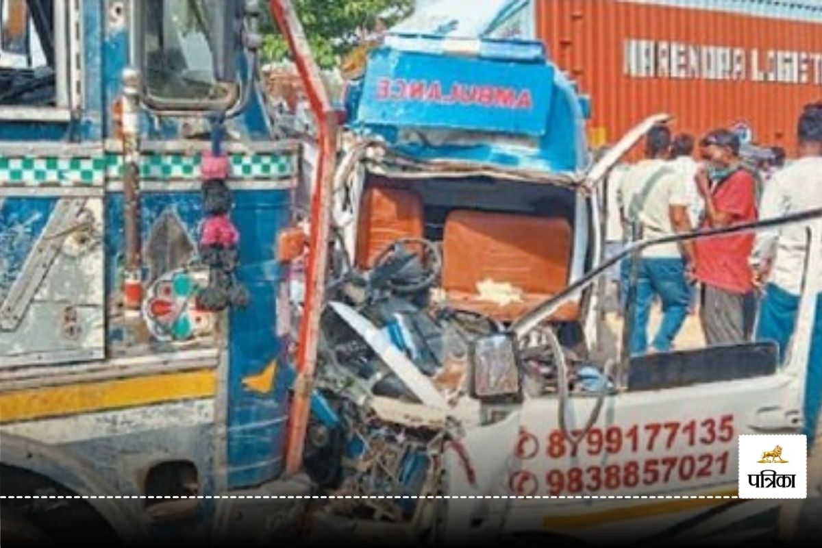 एंबुलेंस-ट्रक की जबरदस्त टक्कर( फोटो सोर्स- पत्रिका)
