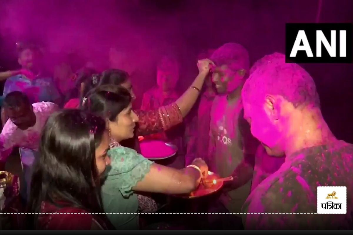 बसवराजु समेत 27 खूंखार नक्सलियों को मारने के बाद खूब नाचे जवान, फोड़े पटाखे,
देखें Video