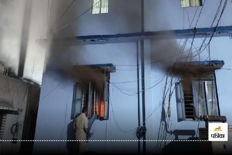 जिला अस्पताल के रिकॉर्ड रूम में लगी भीषण आग, पुराने दस्तावेज जलकर खाक, मची अफरा-तफरी