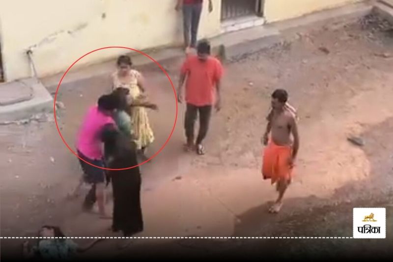 कचरा फेंकने को लेकर पड़ोसियों में जमकर मारपीट, महिलाओं में बाल नोंच-नोंचकर हुई लड़ाई… बच्ची को भी पटका, देखें VIDEO