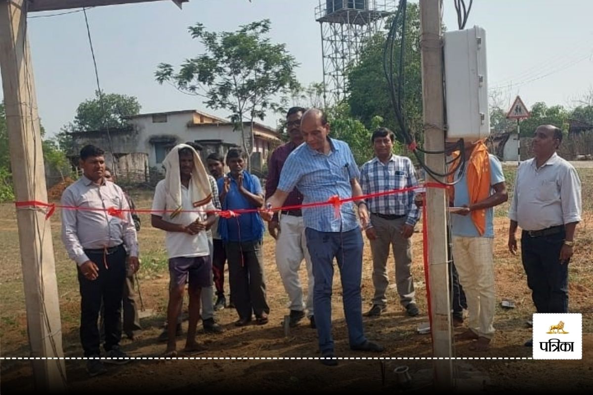CG News: आजादी के बाद पहली बार घोर नक्सल प्रभावित 17 गांवों में पहुंची बिजली, खुशी में ग्रामीणों ने फोड़े पटाखें