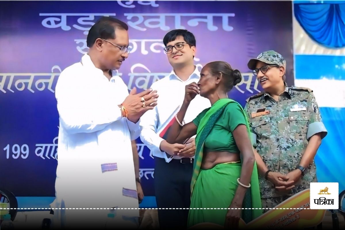 घर मिला तो छलक पड़ा मां का प्यार, CM साय के गाल को स्नेह से छूते जताया आभार,
देखें Video