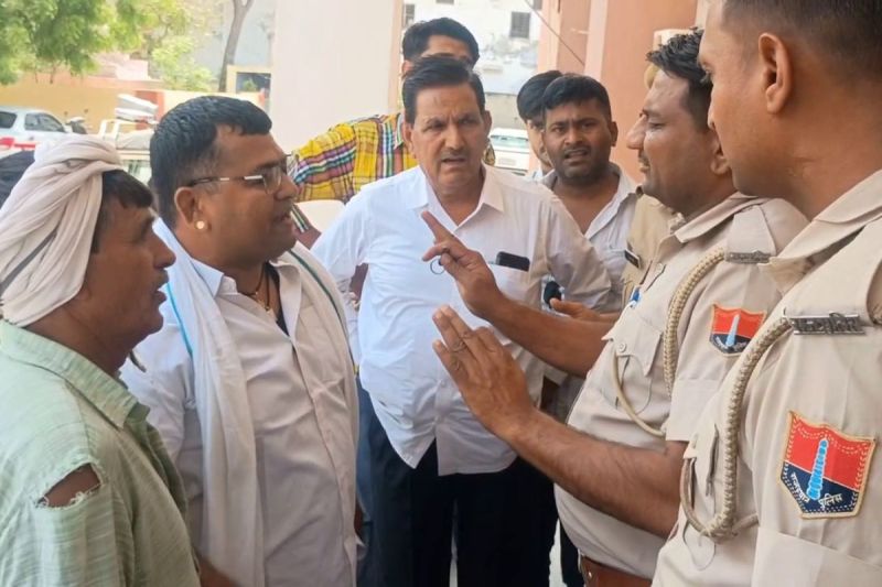 Criminal slaps constable