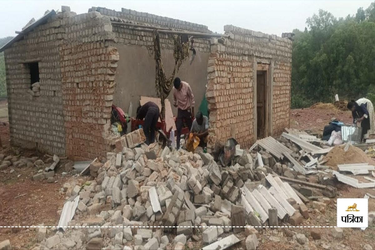 Gas cylinder blast: गैस सिलेंडर में लगी आग से घर में जोरदार धमाका, उड़ गई छत और
दीवार, परिवार ने भागकर बचाई जान