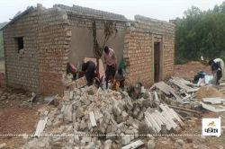 Gas cylinder blast: गैस सिलेंडर में लगी आग से घर में जोरदार धमाका, उड़ गई छत और
दीवार, परिवार ने भागकर बचाई जान - image