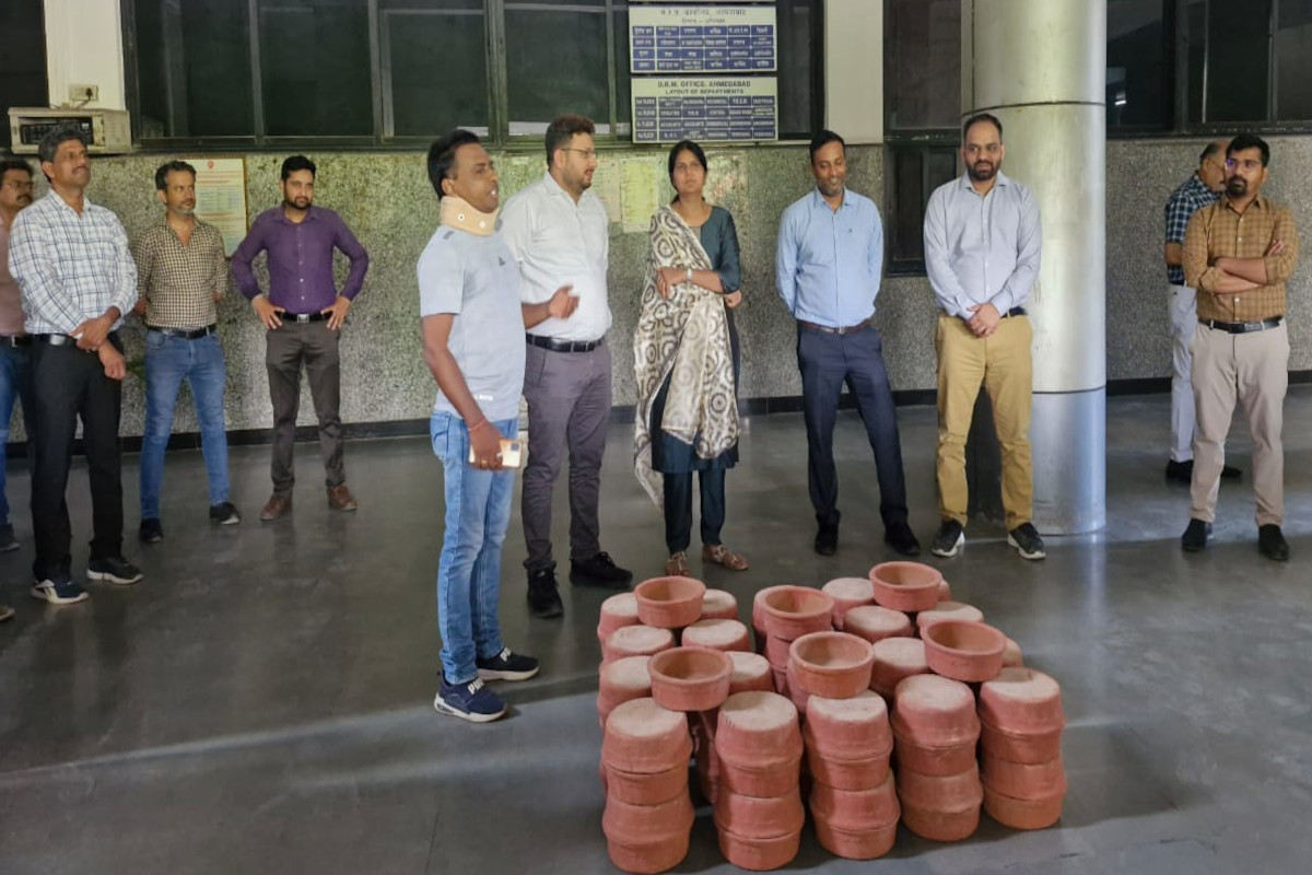 VIDEO: पक्षियों के लिए मिट्टी के जलकुंड वितरित