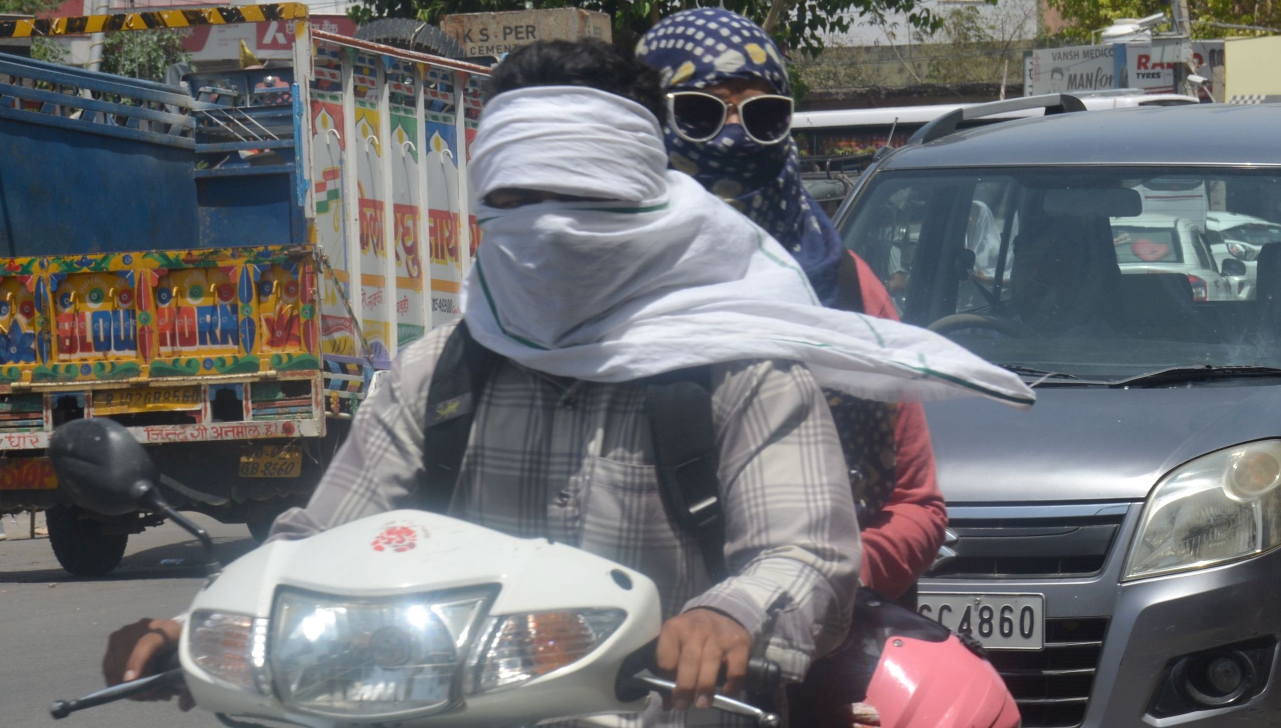 उफ गर्मी, अलवर में पारा पहुंचा 44 डिग्री पर, देखे तस्वीरें