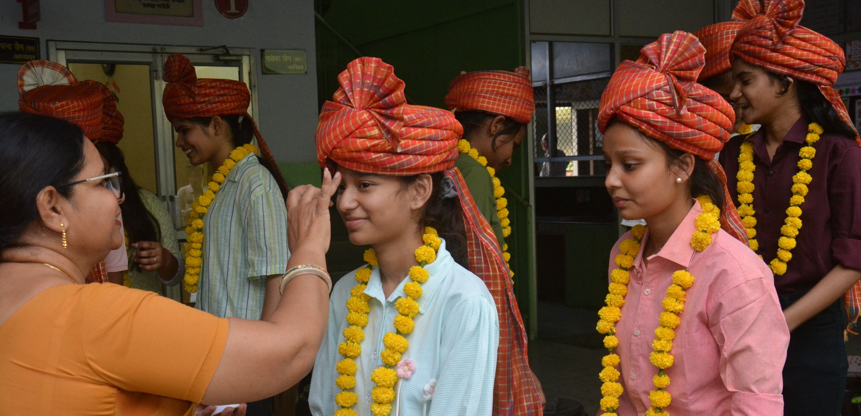12वीं का रिजल्ट जारी होने के बाद जश्न मनाते विद्यार्थी, देखे तस्वीरें