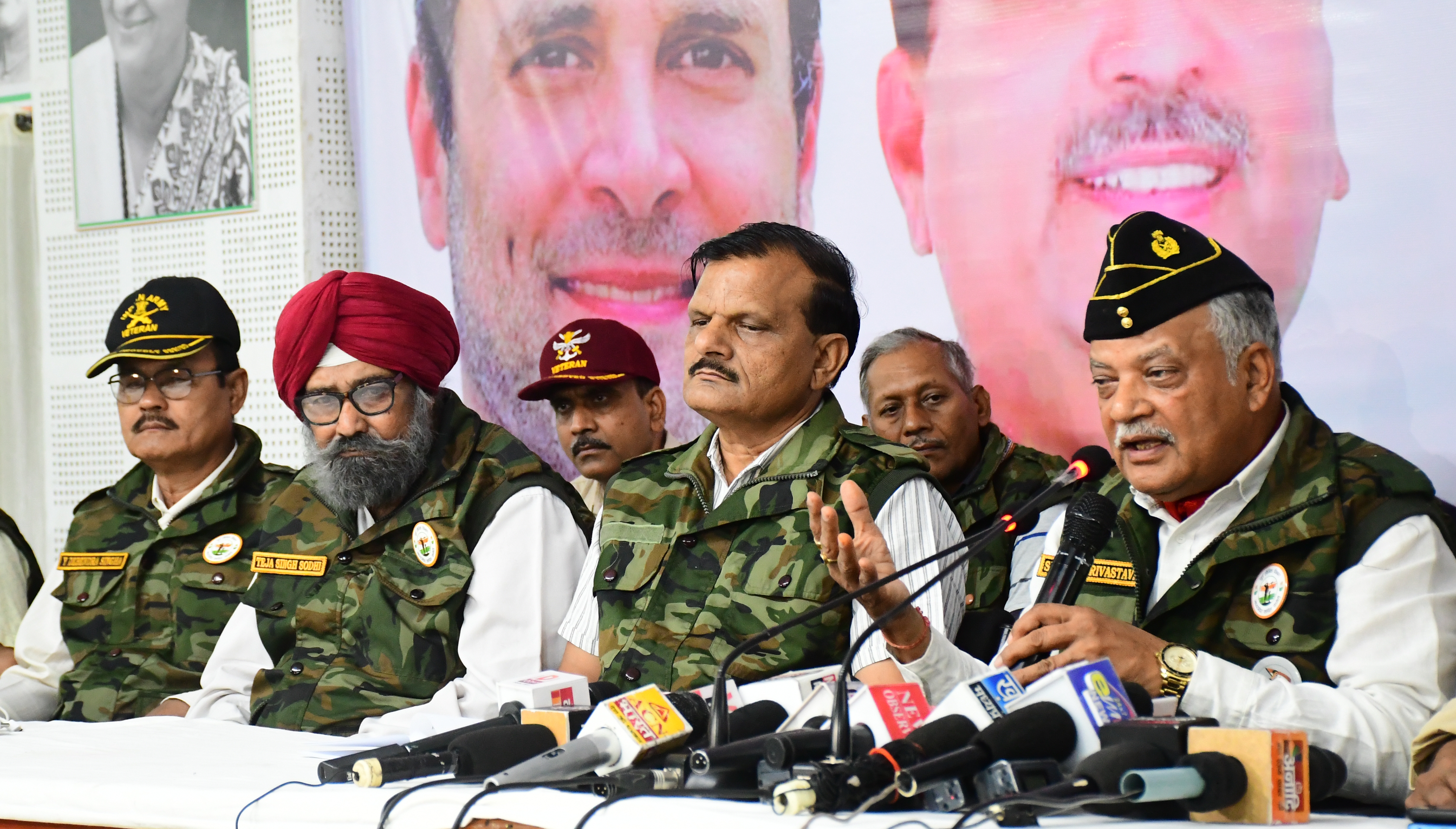 भोपाल. भाजपा के नेताओं द्वारा आपत्तिजनक टिप्पणी सेना के लिए दी जा रही है सेना के
तीनों सेना अध्यक्ष को सेल्यूट किया विधायक बच्चों ने वही सेना के रिटायर्ड जवान की
प्रेस कॉन्फ्रेंस हुई फोटो देखें
