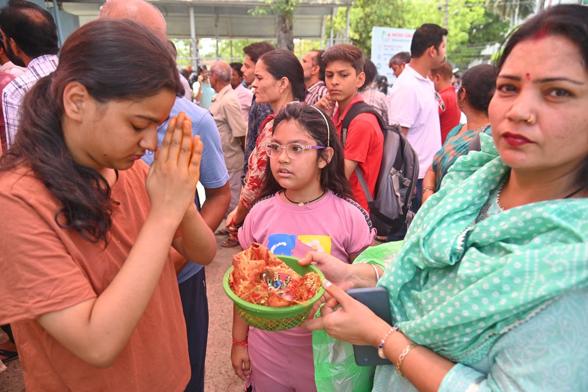 MedicalEntranceExam: फिजिक्स ने उलझाया, फैक्ट एवं फॉर्मूला बेस्ड क्वेश्चन नदारद,
2.5 लाख सीटों के लिए स्टूडेंट्स ने आजमाया भाग्य …..दे खिये तस्वीरे