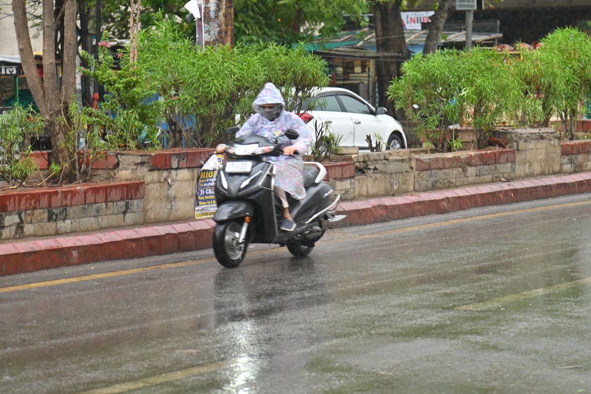 Weather:अंधड़-बारिश से हुआ नुकसान, 50 से 70 किमी रफ्तार से चली हवा,
टेंट-शामियाने उड़े, मंडी में जिंस भीगा