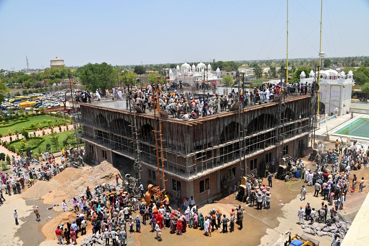 Agamgarh Gurudwara:6 राज्यों के 8 हजार श्रद्धालुओं ने कार सेवा कर डाली
गुरुद्वारे की छत