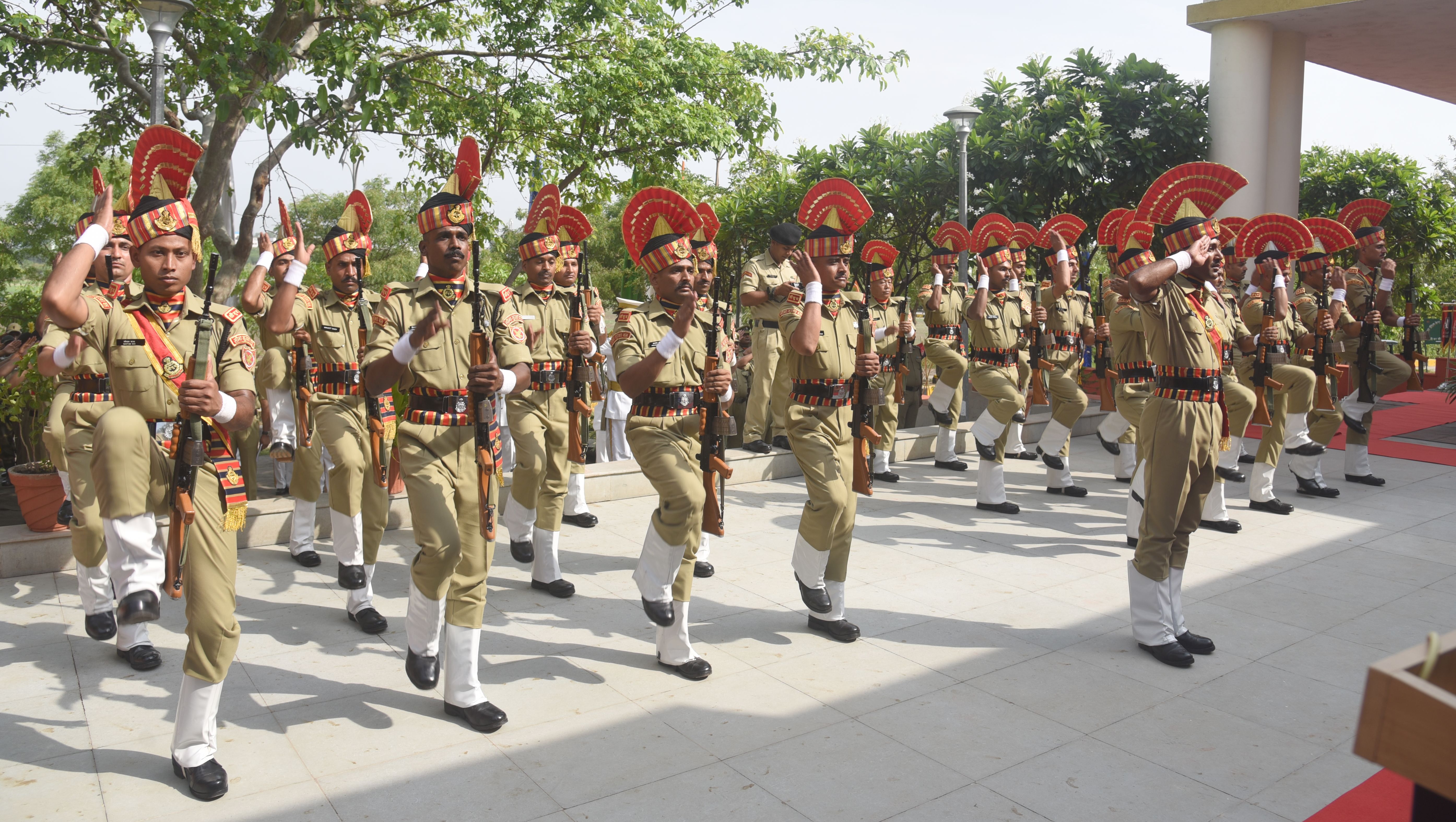 देश सेवा के लिए तैयार… आरक्षकों को प्र शिक्षण के बाद गुजरात से राजस्थान बार्डर
पर भेजा