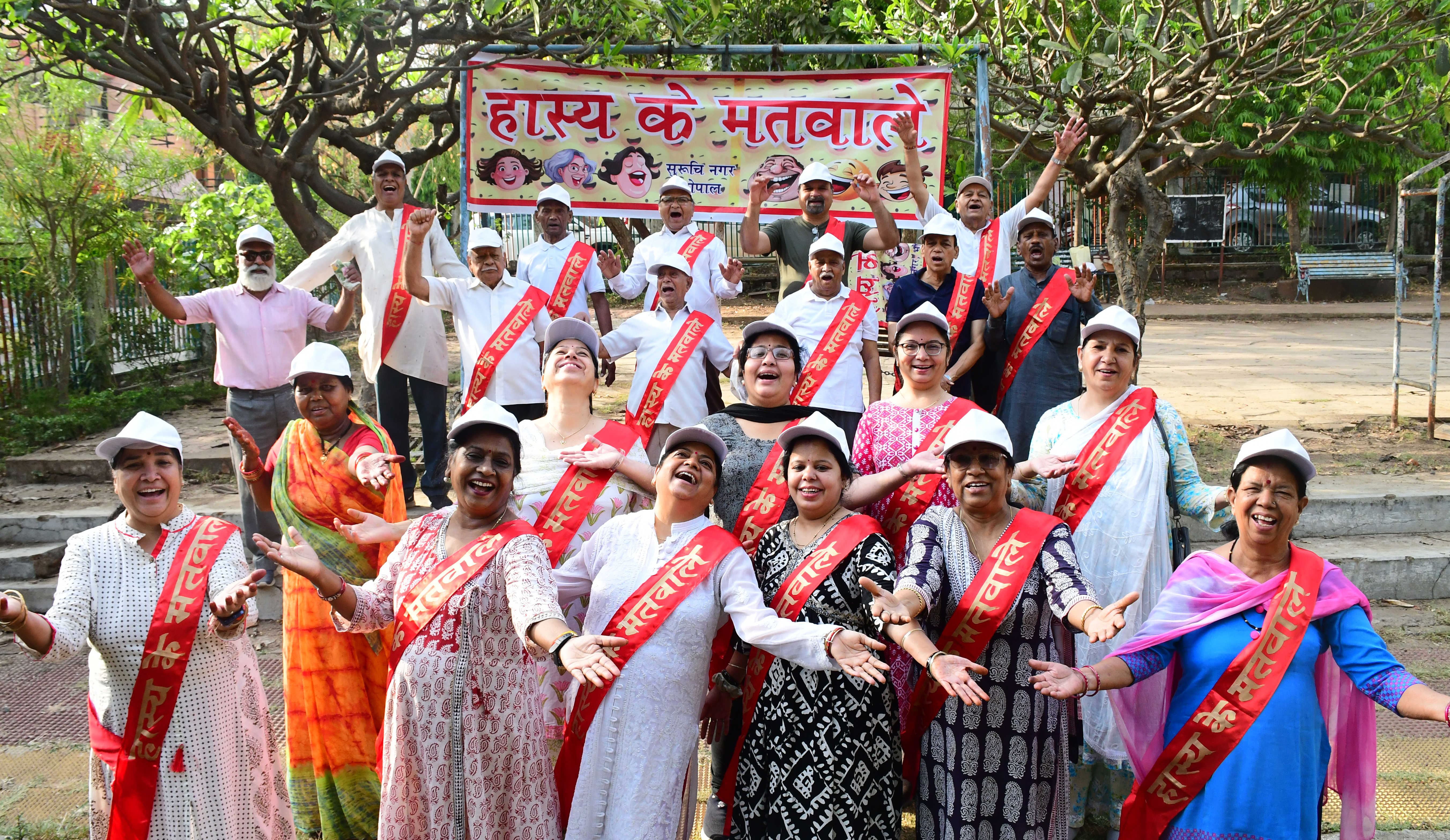 विश्व हास्य दिवस पर 25 हास्य क्लब शामिल हुए हास्य के ठहाके लगाए फोटो देखें