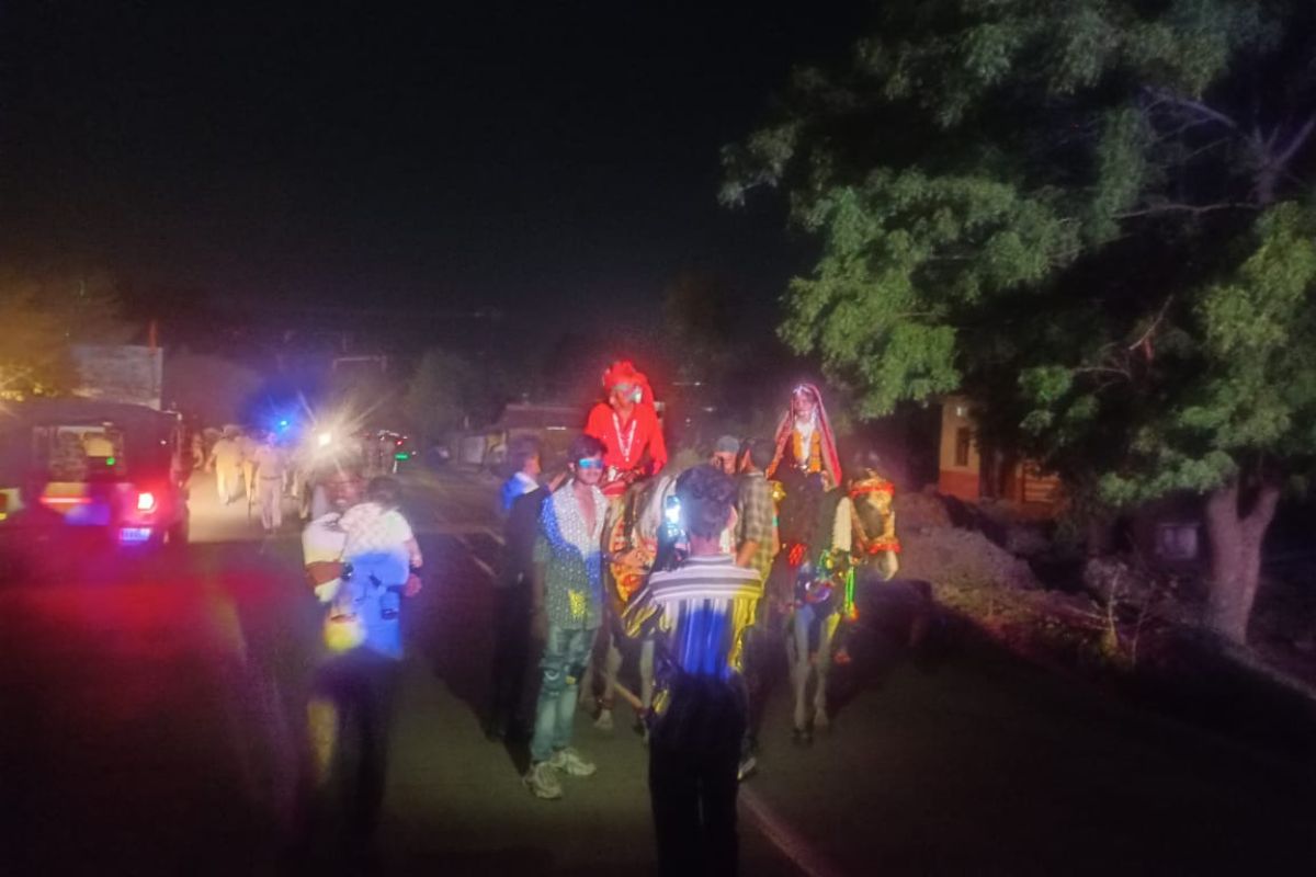 घोड़ी पर नहीं निकालने दे रहे थे दलित भाई-बहन की बिंदौरी, भारी पुलिस जाब्ता पहुंचा
तो 20 साल का निकला दूल्हा