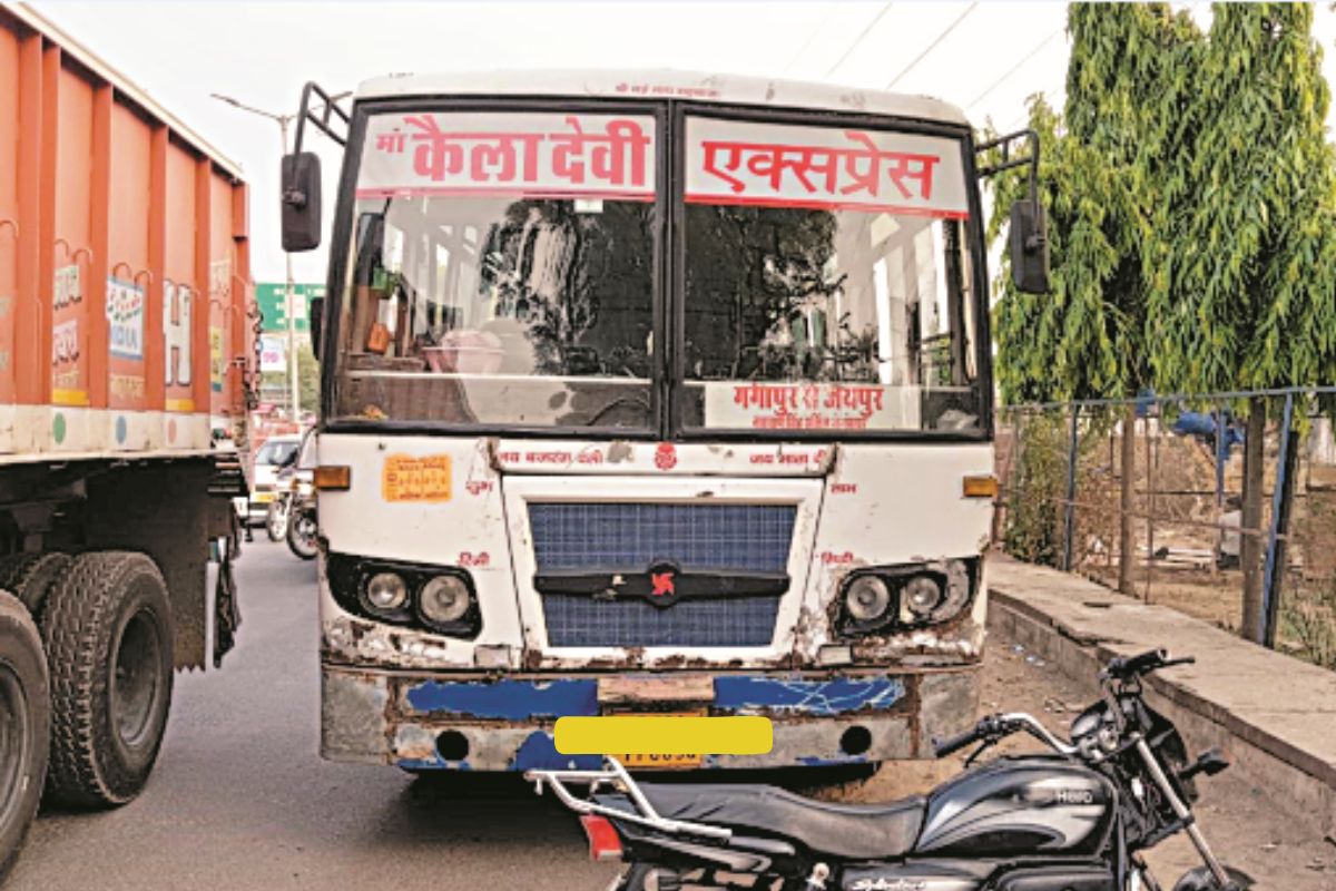 Rajasthan Road Accident: दिल्ली-मुंबई एक्सप्रेसवे इंटरचेंज पर तेज रफ्तार बस ने
बाइक सवार को कुचला, मौत