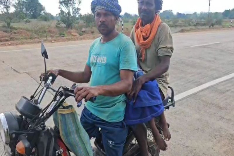 Big incident: Video: डबरी में डूबने से 2 मासूम चचेरे भाइयों की मौत, पीएम के बाद बाइक पर ले जाना पड़ा शव