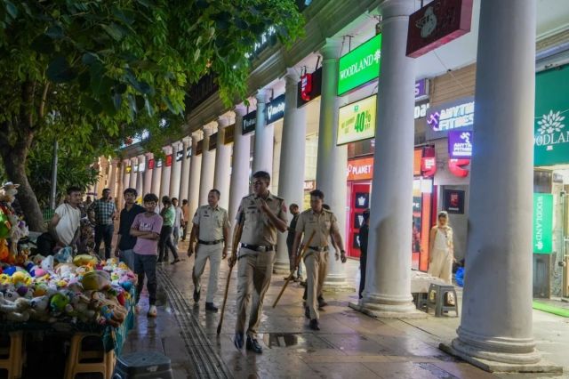 India-Pakistan Tension: भारत-पाकिस्तान तनाव के बीच दिल्ली में बजा रेड एयर सायरन, सड़कों पर छाया सन्नाटा