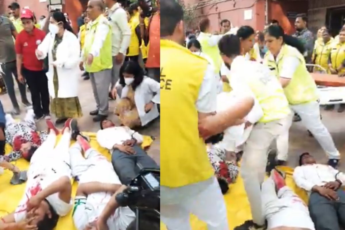 Delhi Mock Drill: कोई मेज के नीचे तो कोई दरवाजे के पीछे छिपा...दिल्ली में सायरन बजते ही मची चीख-पुकार