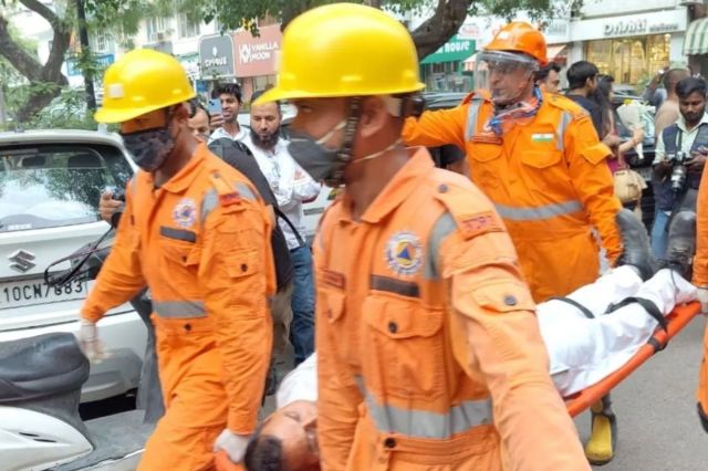 Delhi Mock Drill: कोई मेज के नीचे तो कोई दरवाजे के पीछे छिपा...दिल्ली में सायरन बजते ही मची चीख-पुकार