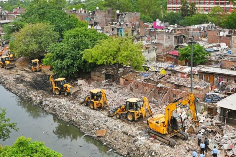 Delhi: कोई राशन तो कोई फर्नीचर लेकर भागा...दिल्ली में आठ घंटे गरजे छह बुलडोजर, बिजली-पानी कनेक्शन कटे