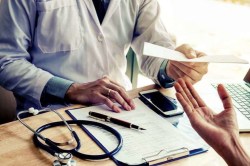 Doctor का ऐसा बर्ताव…शायद ही सुना होगा!, Viral ऑडियो से खुला मामला-पुलिस ने जब्त
किया मोबाइल - image